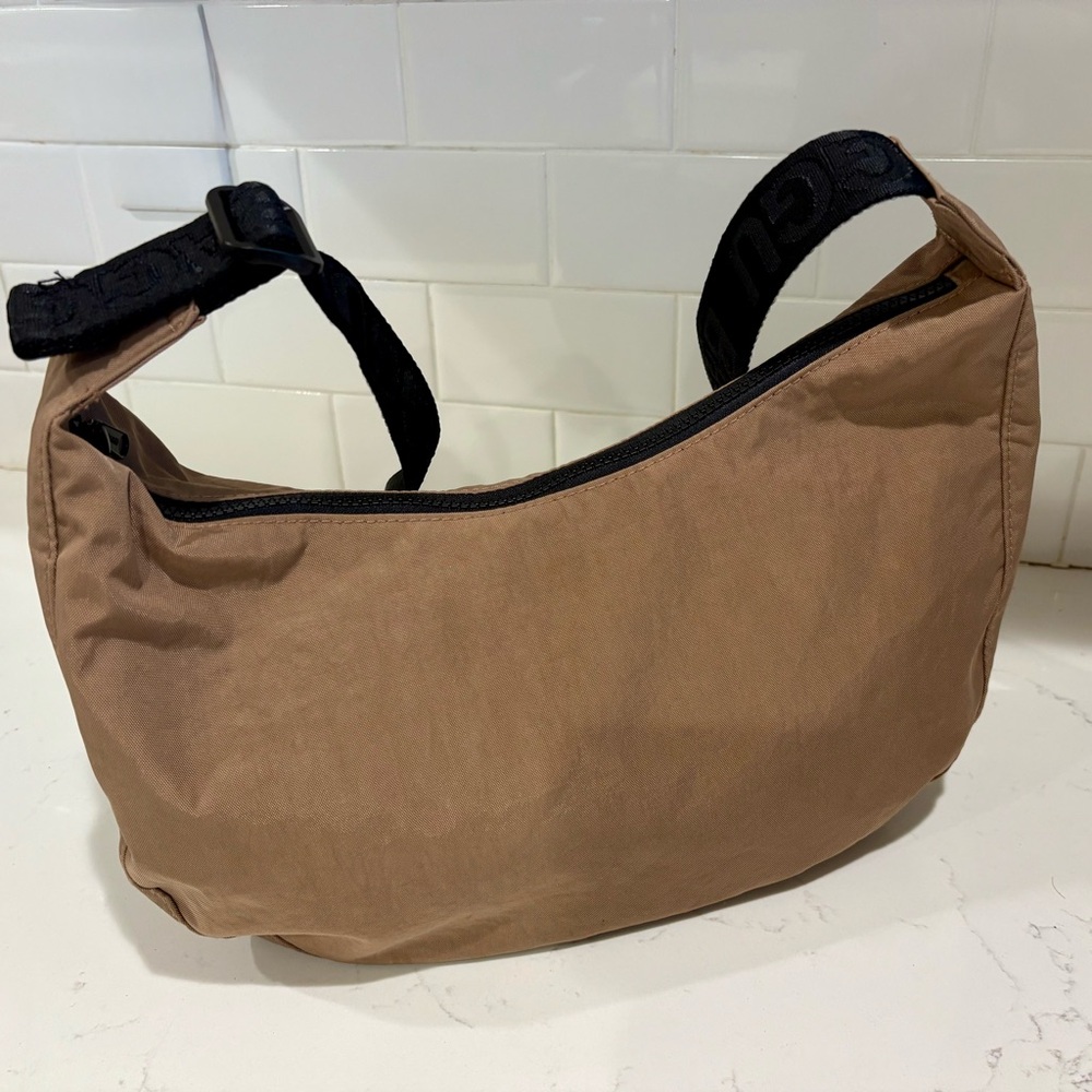 BAGGU medium crescent crossbody in cocoa - Picture 3 of 4
